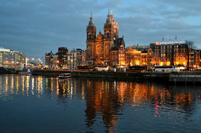 Amsterdam, Sint Nicolaaskerk bei Nacht - Carotellstheworld