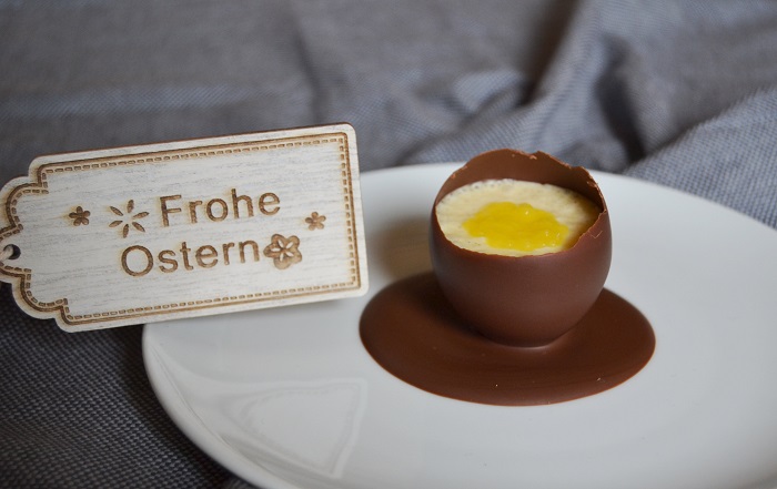 Schokoladen-Eier mit weißer Mousse und Mangopüree - Carotellstheworld