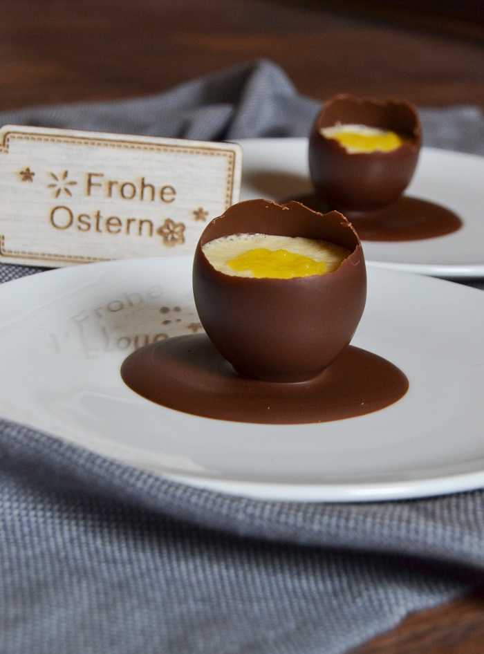 Schokoladen-Eier mit weißer Mousse und Mangopüree - Carotellstheworld